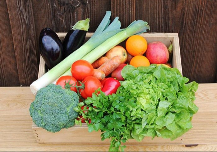 Gemüsekiste auf Holztisch Foto: Anna Denk