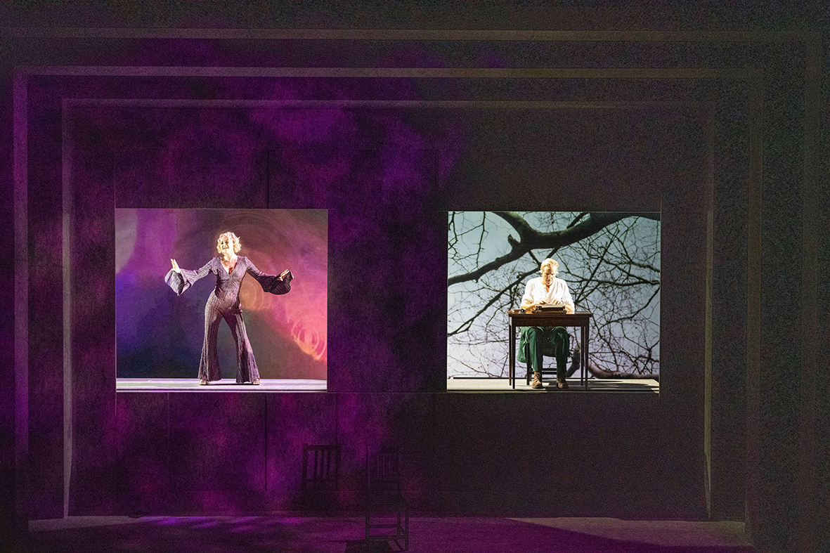 Szenenfoto aus Fremder als der Mond Foto: JR Berliner Ensemble