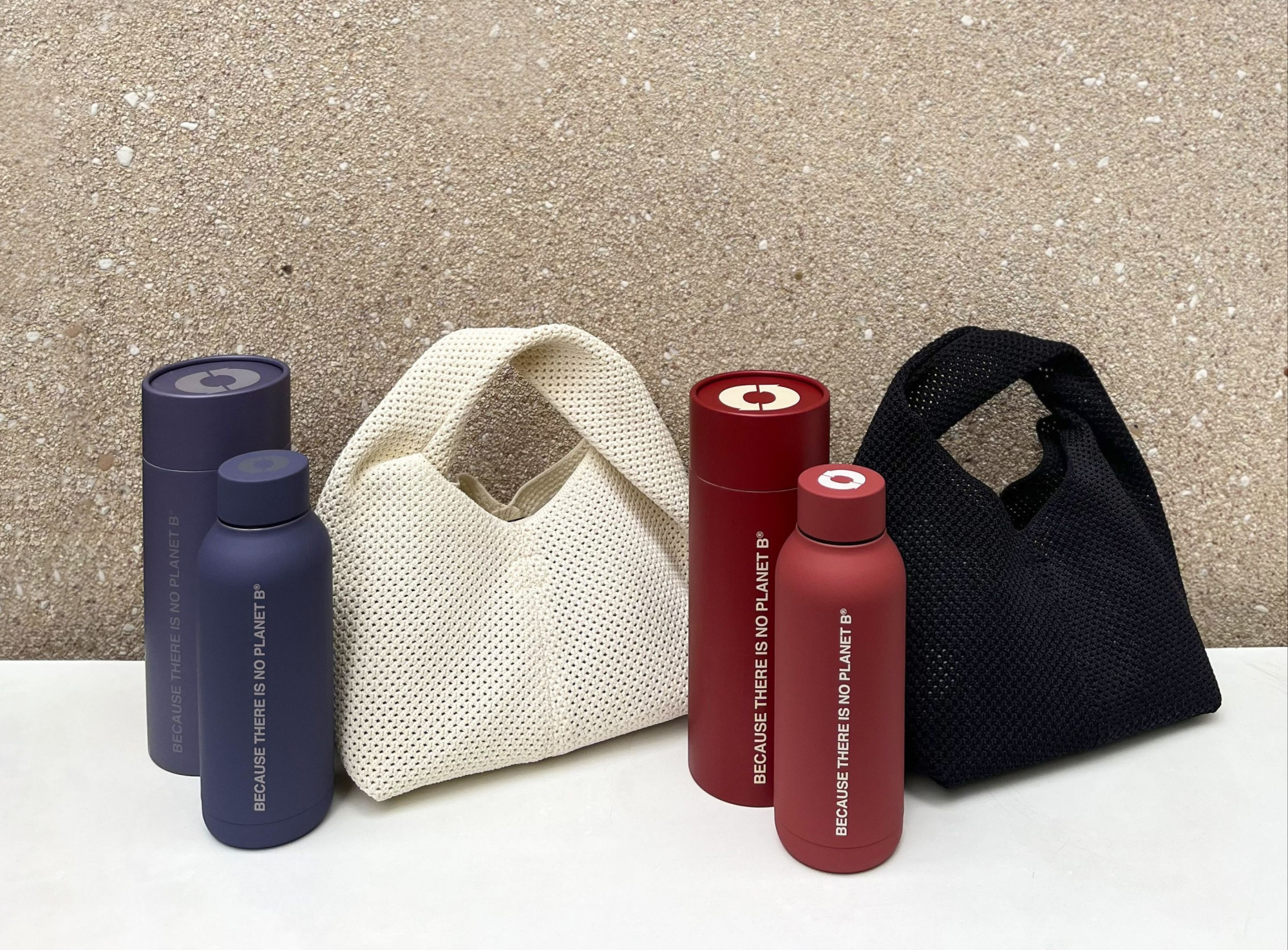 Moderne Trinkflaschen und Taschen Foto: FOOTSTEPS