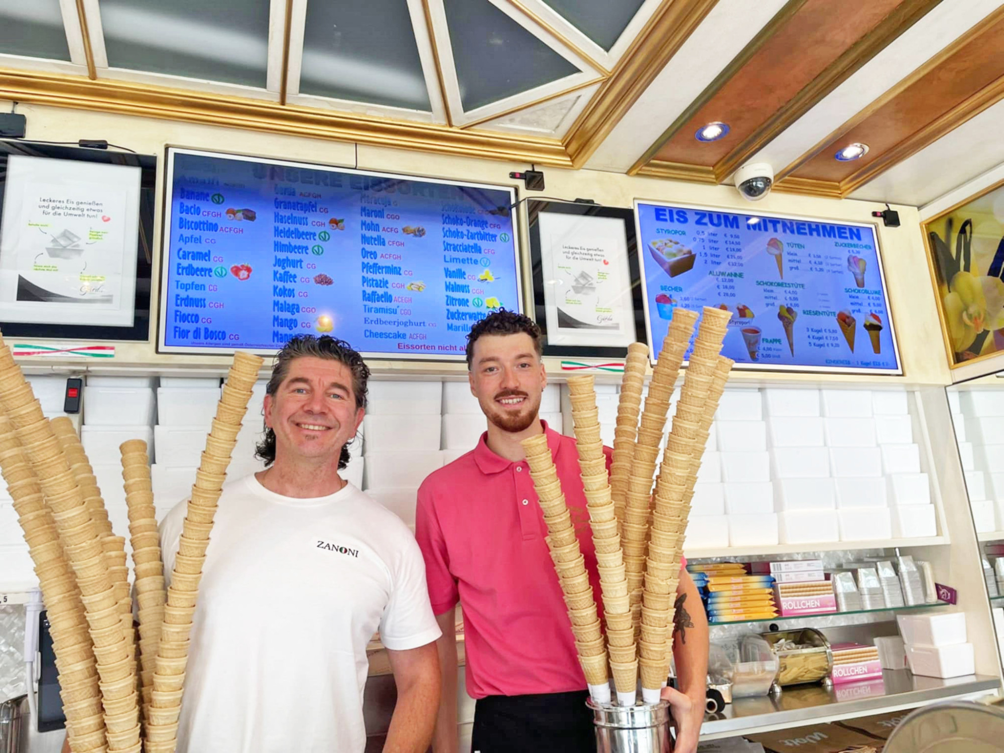 Zwei lächelnde Mitarbeiter in einem Eiscafe Foto: Eissalon Garda