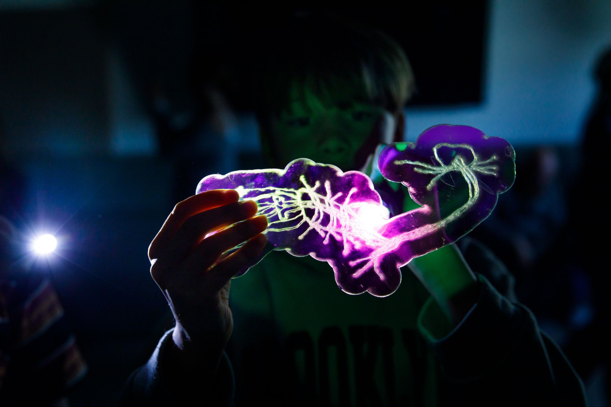 Ein Kind mit einem organischen Ornament im Kinder Kunst Labor, Wien Foto: Max Kropitz