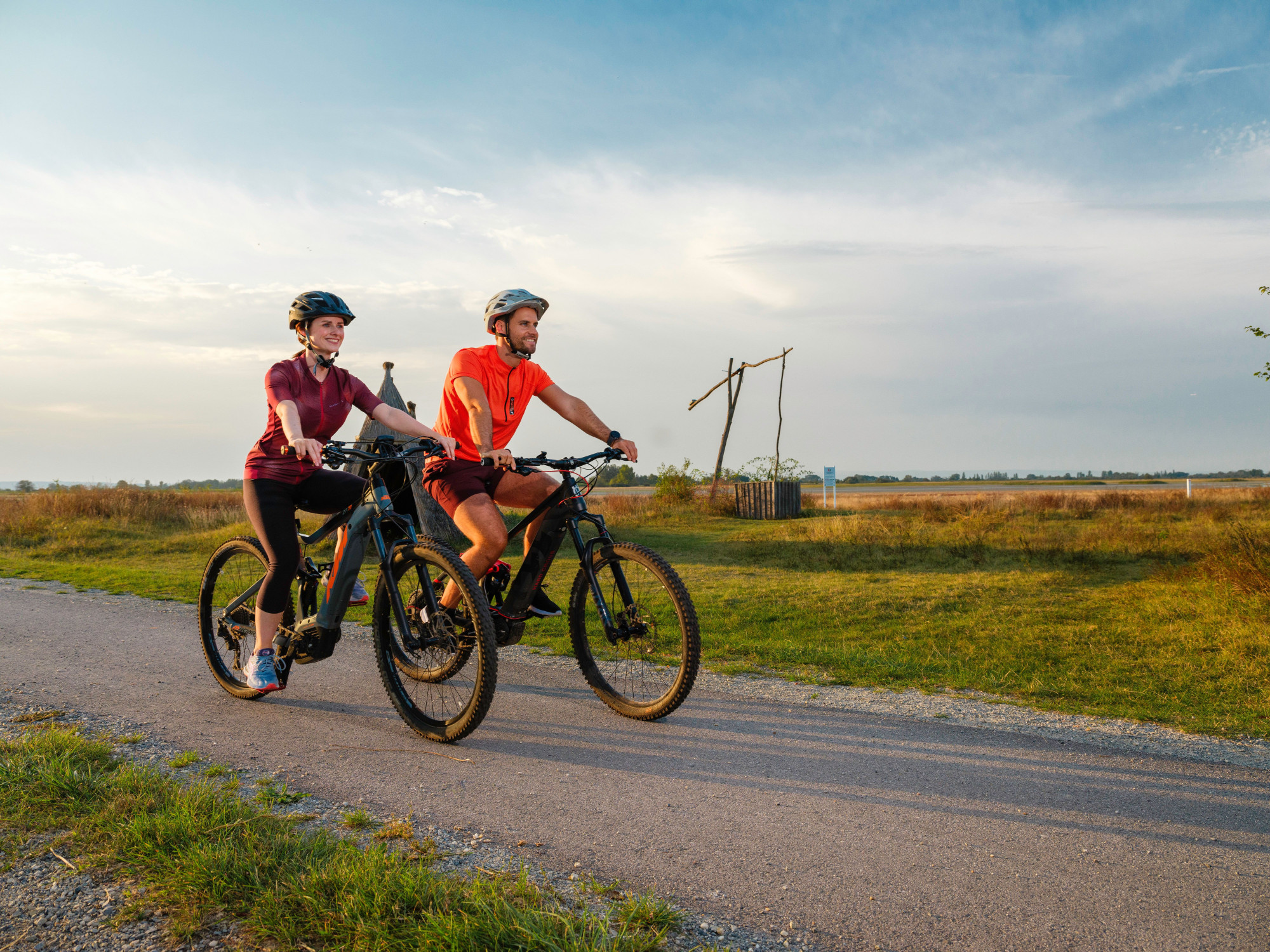 Ein Paar auf zwei E-bikes im Burgenland Foto: Burgenland Tourismus / Stefan Gergely