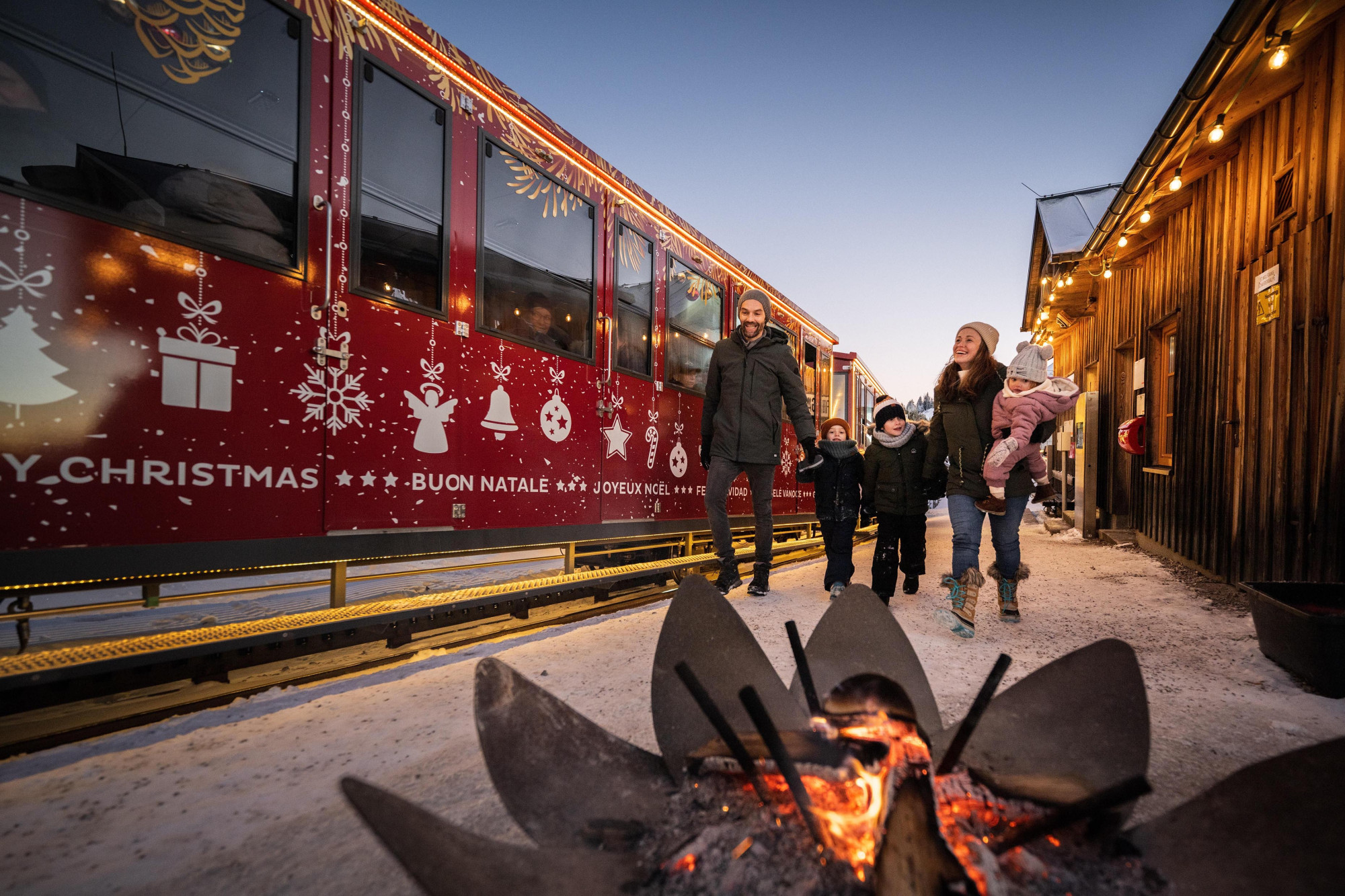 Familie beim Spaziergang auf einem Weihnachtsmarkt Salzburg AG Tourismus GmbH | Georg Kukuvec Photography